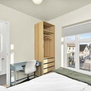 Central Guest House - Bedroom With En Suite Bathroom